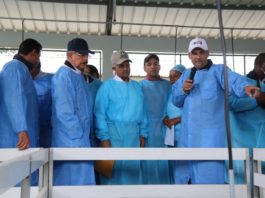 Presidente visita Villa Altagracia y constata empoderamiento mujeres tras recibir apoyo para granja de cerdos