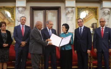 Presidente Danilo Medina entrega Premio Nacional de Periodismo 2018 a Carmenchu Brusiloff