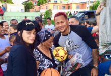 Carlos Martínez hace entrega de juguetes a niños del sector Colinas del Sur