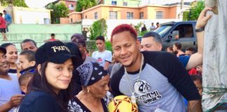 Carlos Martínez hace entrega de juguetes a niños del sector Colinas del Sur