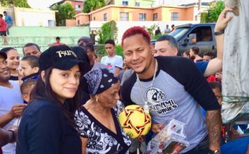 Carlos Martínez hace entrega de juguetes a niños del sector Colinas del Sur