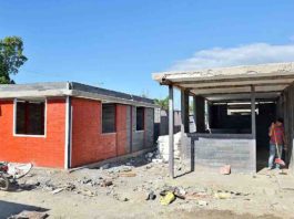 Construyen viviendas con desechos de materiales reciclables
