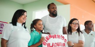 Banco BHD León y Vladimir Guerrero llevan útiles escolares a escuelas de Nizao