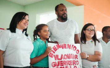 Banco BHD León y Vladimir Guerrero llevan útiles escolares a escuelas de Nizao