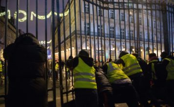 Escenas de caos en Francia y centenares de detenidos durante protestas contra el gobierno