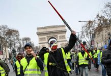 Movilización de «chalecos amarillos» disminuye en Francia en quinto sábado de protesta