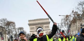 Movilización de «chalecos amarillos» disminuye en Francia en quinto sábado de protesta