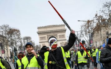 Movilización de «chalecos amarillos» disminuye en Francia en quinto sábado de protesta