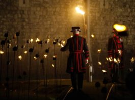 Guardianes de la Torre de Londres amenazan con la huelga por sus pensiones