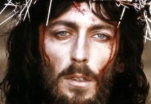 Qué fue de la vida de Robert Powell, el actor que interpretó a Cristo en la icónica serie «Jesús de Nazaret»