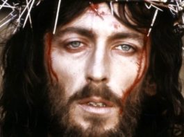 Qué fue de la vida de Robert Powell, el actor que interpretó a Cristo en la icónica serie «Jesús de Nazaret»