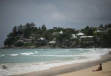 Miles de turistas huyen de islas tailandesas ante la llegada de la tormenta Pabuk