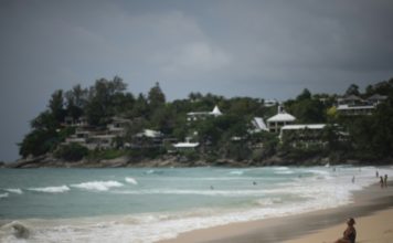 Miles de turistas huyen de islas tailandesas ante la llegada de la tormenta Pabuk