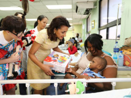 Primera Dama entrega juguetes a niños del Hospital Robert Reid por el Día de los Reyes