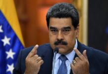Aislado, Maduro inicia nuevo gobierno en una Venezuela colapsada