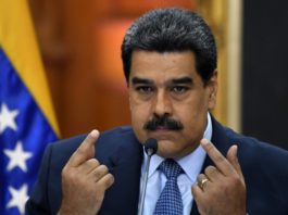 Aislado, Maduro inicia nuevo gobierno en una Venezuela colapsada