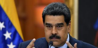 Aislado, Maduro inicia nuevo gobierno en una Venezuela colapsada