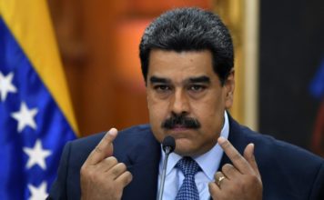 Aislado, Maduro inicia nuevo gobierno en una Venezuela colapsada