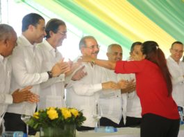 Presidente entrega 865 títulos de propiedad a productores de Monte Cristi