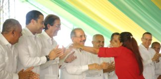 Presidente entrega 865 títulos de propiedad a productores de Monte Cristi