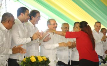 Presidente entrega 865 títulos de propiedad a productores de Monte Cristi