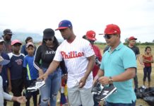 Jean Segura dona útiles y equipos deportivos en San Juan