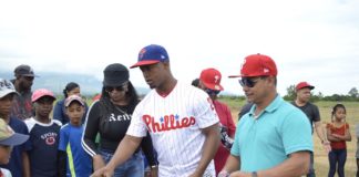 Jean Segura dona útiles y equipos deportivos en San Juan