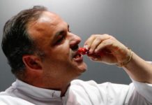 Ángel León asombra con una técnica revolucionaria para cocinar con sal