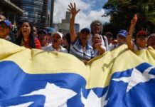 Guaidó se proclama presidente de Venezuela y eleva la tensión entre Rusia y EE.UU.: ¿puede la crisis acabar en un choque entre potencias?