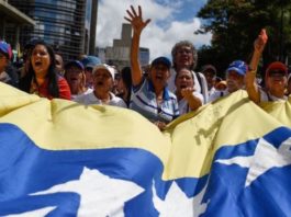 Guaidó se proclama presidente de Venezuela y eleva la tensión entre Rusia y EE.UU.: ¿puede la crisis acabar en un choque entre potencias?