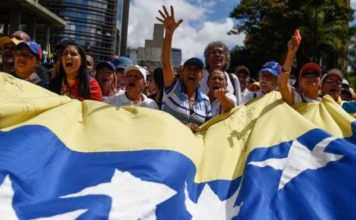 Guaidó se proclama presidente de Venezuela y eleva la tensión entre Rusia y EE.UU.: ¿puede la crisis acabar en un choque entre potencias?