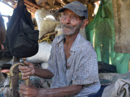 Anciano convive con la soledad y pobreza extrema