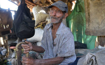 Anciano convive con la soledad y pobreza extrema