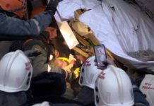 Socorristas rusos rescatan a un bebé de edificio destruido por explosión de gas