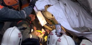 Socorristas rusos rescatan a un bebé de edificio destruido por explosión de gas