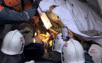 Socorristas rusos rescatan a un bebé de edificio destruido por explosión de gas