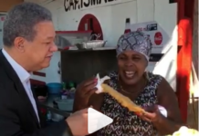 Leonel Fernández causa revuelo al comer yaniqueque en Juan Dolio