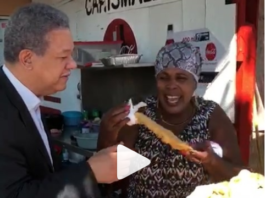 Leonel Fernández causa revuelo al comer yaniqueque en Juan Dolio