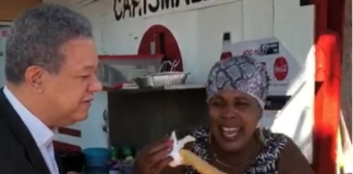 Leonel Fernández causa revuelo al comer yaniqueque en Juan Dolio