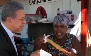 Leonel Fernández causa revuelo al comer yaniqueque en Juan Dolio