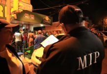 Autoridades intervienen negocios de bebidas por permitir menores, armas y obstruir espacio público