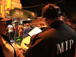 Autoridades intervienen negocios de bebidas por permitir menores, armas y obstruir espacio público