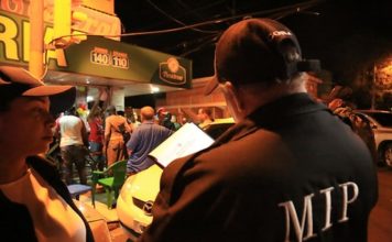 Autoridades intervienen negocios de bebidas por permitir menores, armas y obstruir espacio público