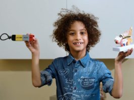 Fernando, niño de 8 años que ha ideado un implante auditivo revolucionario