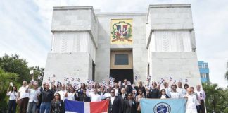 Inapa deposita ofrenda floral en Altar de la Patria
