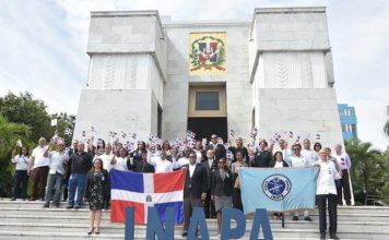Inapa deposita ofrenda floral en Altar de la Patria