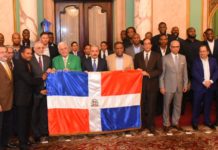 Danilo Medina entrega Bandera Nacional a las Estrellas Orientales