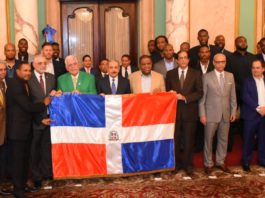 Danilo Medina entrega Bandera Nacional a las Estrellas Orientales