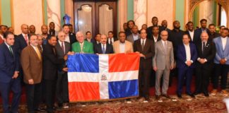Danilo Medina entrega Bandera Nacional a las Estrellas Orientales