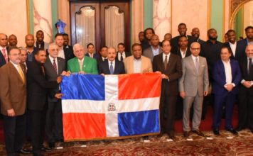 Danilo Medina entrega Bandera Nacional a las Estrellas Orientales